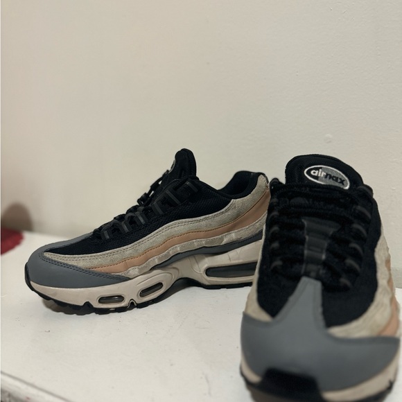 Athletic_Shoes